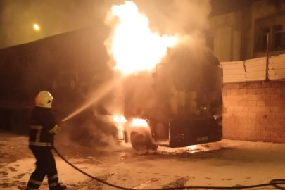 Şanlıurfa’da bir TIR alevlere teslim oldu