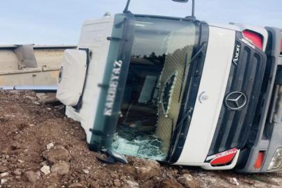 Şanlıurfa’da kamyon devrildi