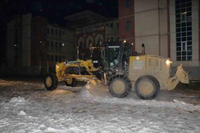 Şanlıurfa'daki okullarda kar temizliği sürüyor