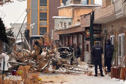 Yoğun kar yağışı Suruç’taki sanat sokağı çökertti