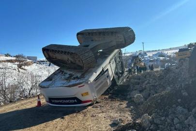 Yol yapım çalışmasında iş makinesi devrildi