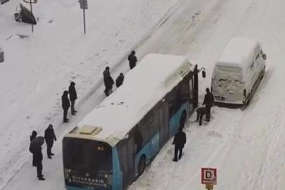 Yolda kalan halk otobüslerini vatandaşlar itti