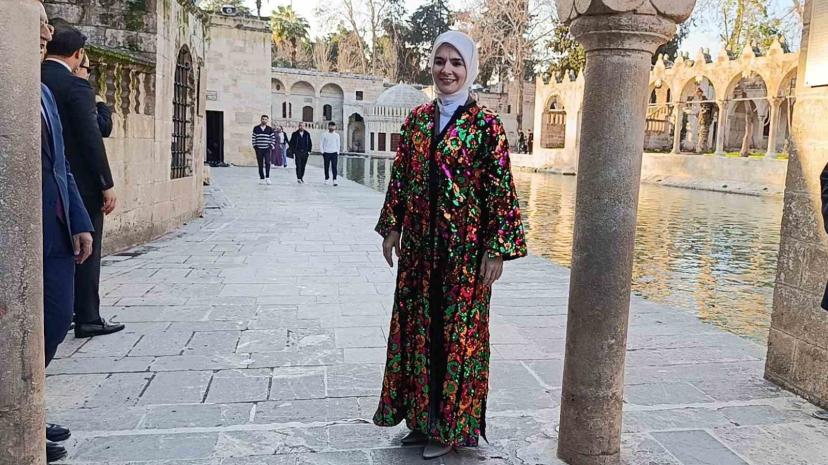 Bakan Göktaş Balıklıgöl’ü gezdi, yöresel kıyafet giydi
