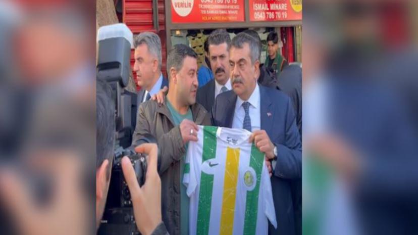 Bakan Tekin'e Şanlıurfaspor forması hediye edildi