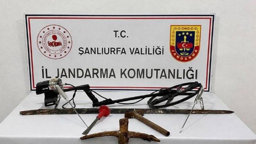 Bir evi silahla tarayan iki kişi yakalandı