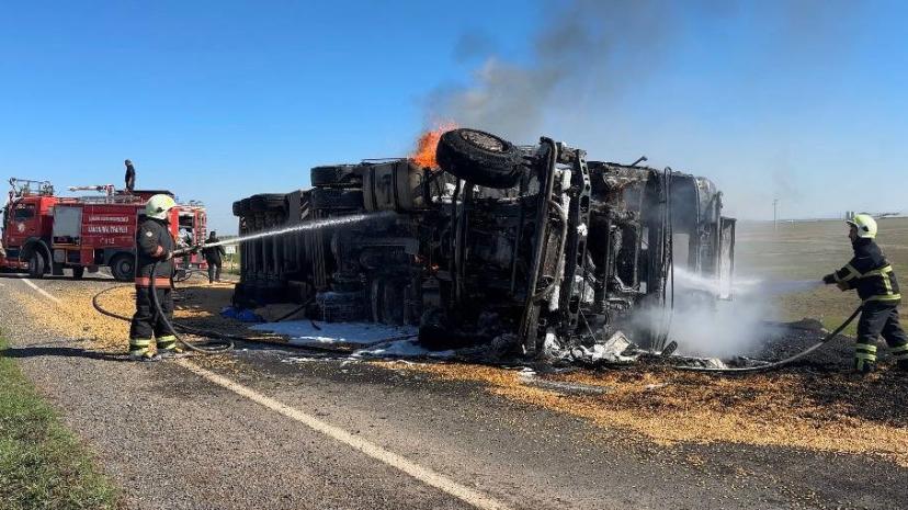 Devrilen tır yandı: Sürücü, kriz geçirdi