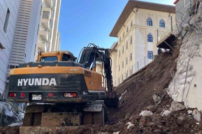 İstinat duvarı çöktü, 4 daire hasar gördü