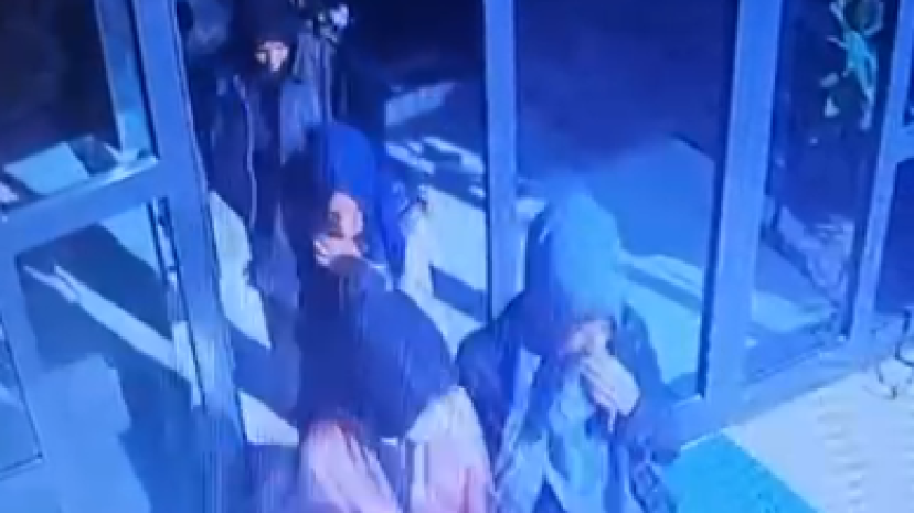 Kadın hırsızlar Karaköprü’deki bir apartmana girdi