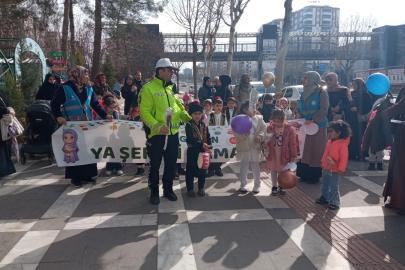 Kur’an kursu öğrencilerinden Ramazan yürüyüşü