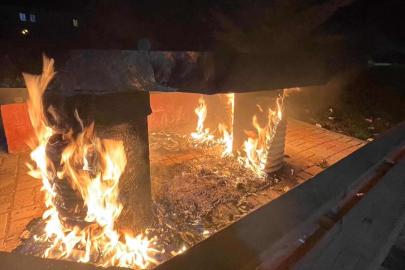 Parktaki bank ateşe verildi