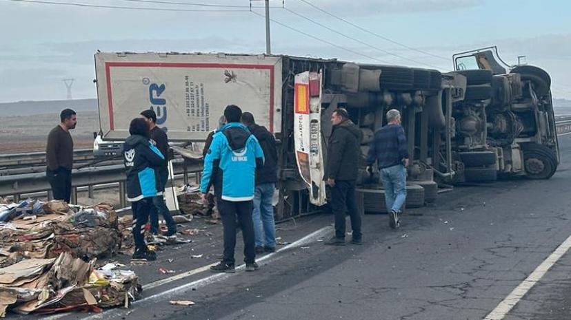 Şanlıurfa’da geri dönüşüm TIR’ı devrildi