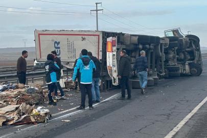 Şanlıurfa’da geri dönüşüm TIR’ı devrildi