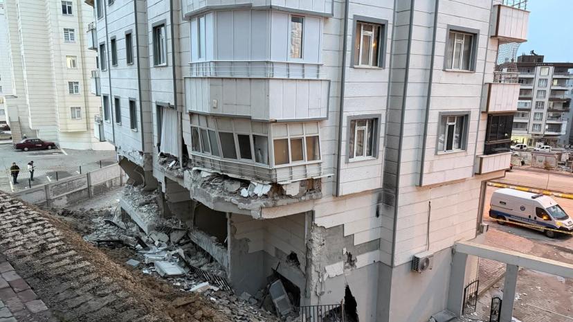 Şanlıurfa’da istinat duvarı çöktü