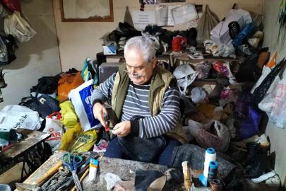 Son ayakkabı ustası, emekli oldu ama mesleğini bırakamadı
