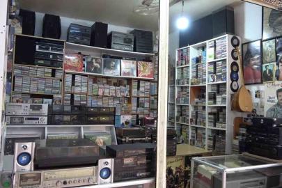 Emekli olunca evdeki kaset ve plaklarla iş yeri açtı