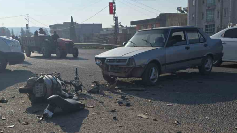 Otomobil ile motosiklet çarpıştı