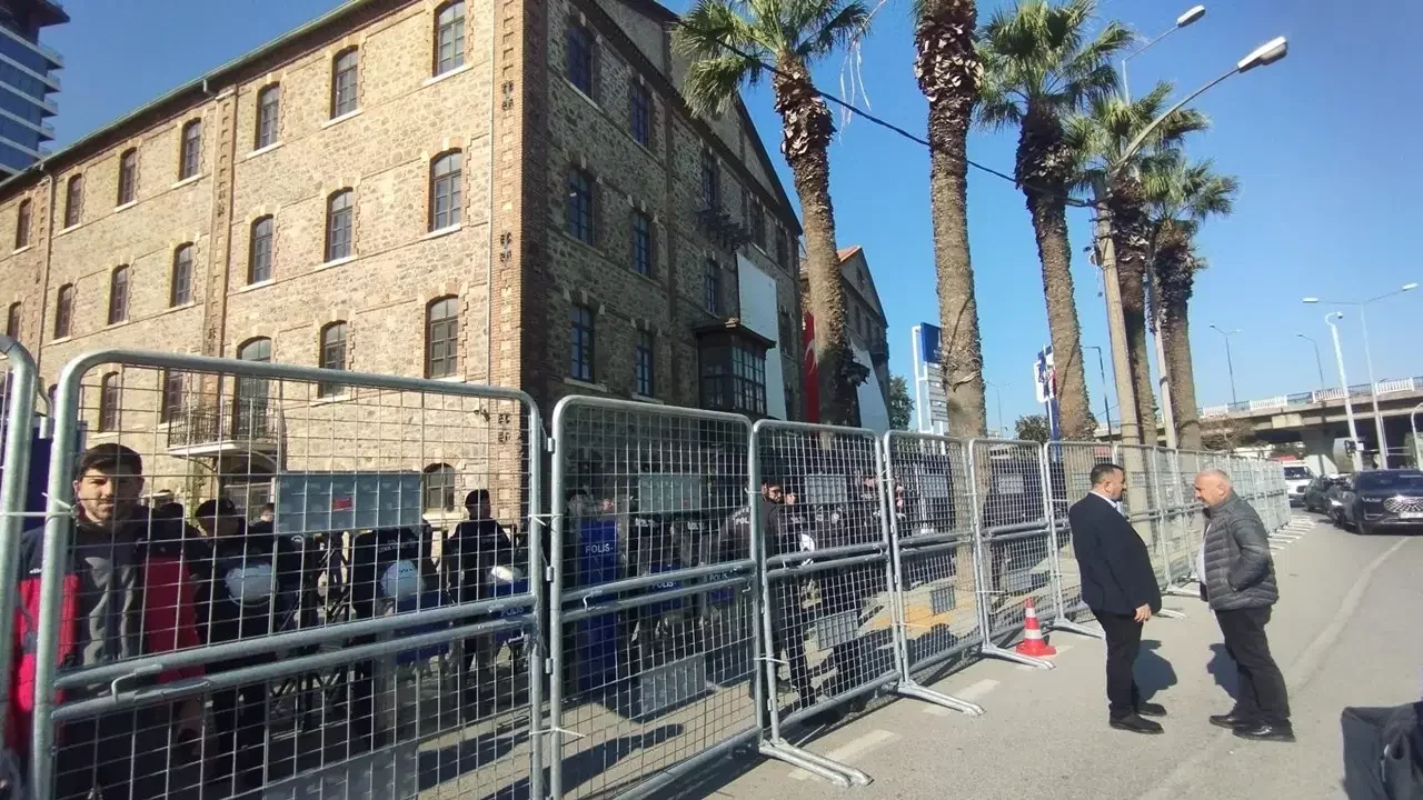 İzmir’de “Meslek Fabrikası” Gerilimi: Tahliye Girişimine Karşı Nöbet Sürüyor